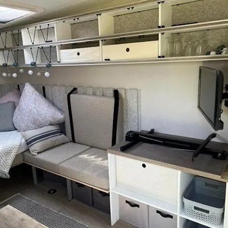 مكان تخييم Wohnwagen Beachy Direkt Am Achterwasser