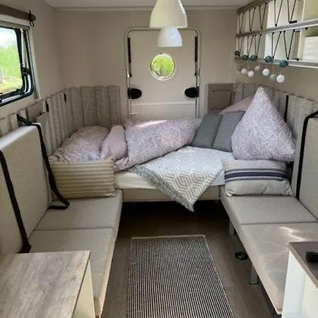 مكان تخييم Wohnwagen Beachy Direkt Am Achterwasser